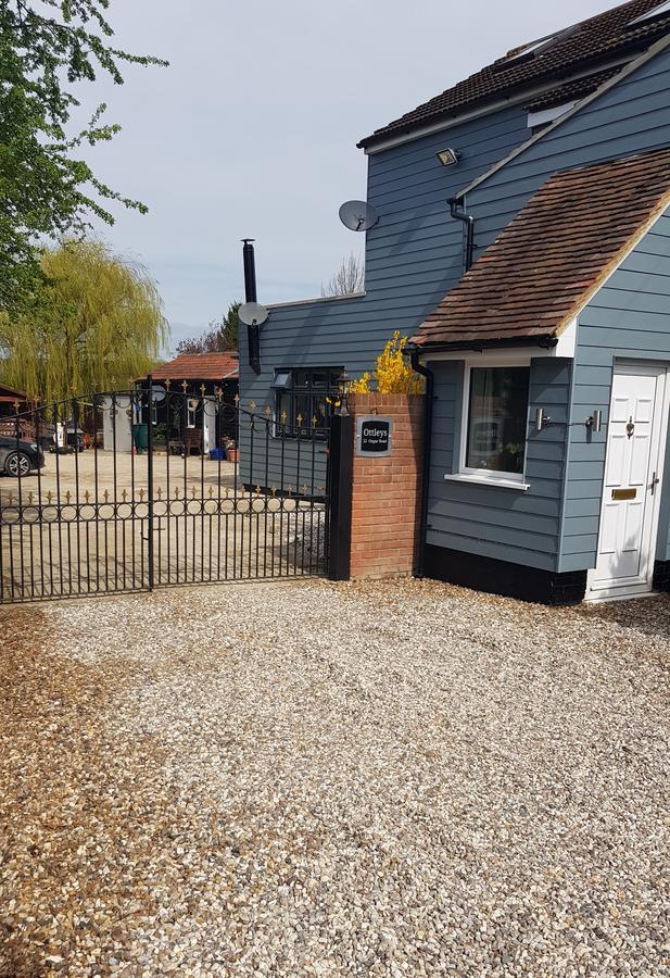 Ottleys Guest House Theydon Bois ภายนอก รูปภาพ