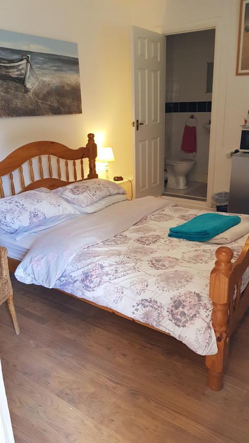 Ottleys Guest House Theydon Bois ภายนอก รูปภาพ
